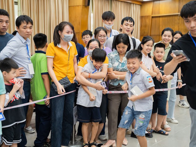 Học sinh và các cô giáo trường Nam Tiến ăn mừng khi giành chiến thắng ở vòng chung kết robotics hôm 8/10 ở Hà Nội. Ảnh: Nhà trường cung cấp

