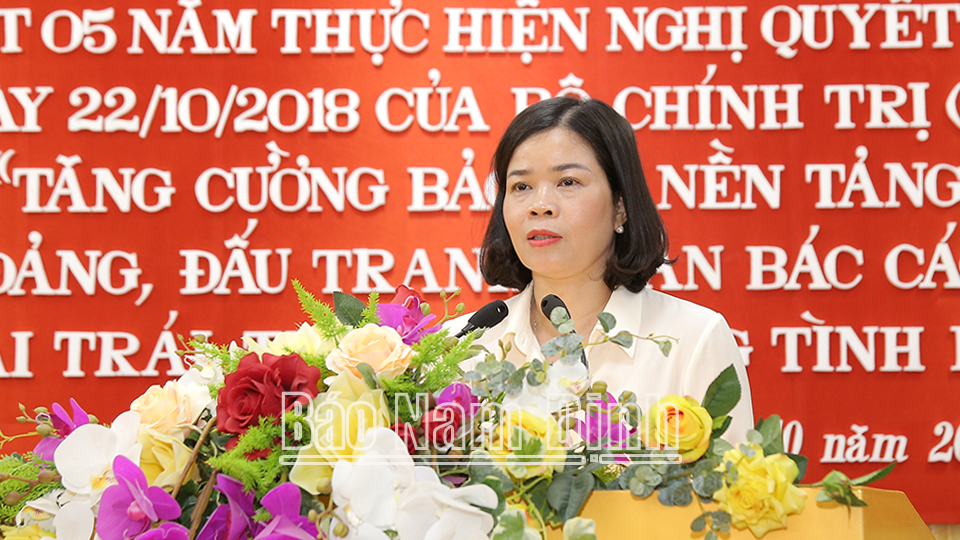 Đồng chí Phạm Thị Thu Hằng, Ủy viên Ban TVTU, Trưởng Ban Tuyên giáo Tỉnh ủy trình bày báo cáo tại hội nghị.