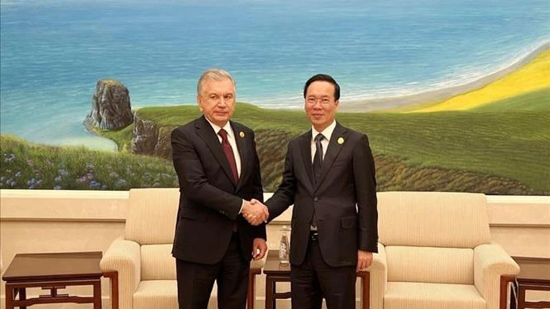 Chủ tịch nước Võ Văn Thưởng và Tổng thống Cộng hòa Uzbekistan Shavkat Mirziyoyev trong cuộc gặp tại Bắc Kinh (Trung Quốc) ngày 17/10/2023. (Ảnh: TTXVN)
