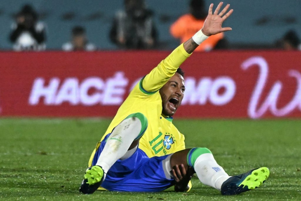 Neymar đứt dây chằng khi thi đấu cho ĐT Brazil 