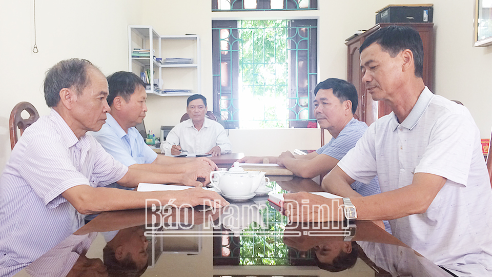 Đảng viên, Chủ tịch Hội đồng quản trị Vũ Thế Hà cùng các thành viên Hội đồng quản trị Hợp tác xã sản xuất kinh doanh dịch vụ nông nghiệp Trực Hưng (Trực Ninh) bàn phương án sản xuất, kinh doanh.