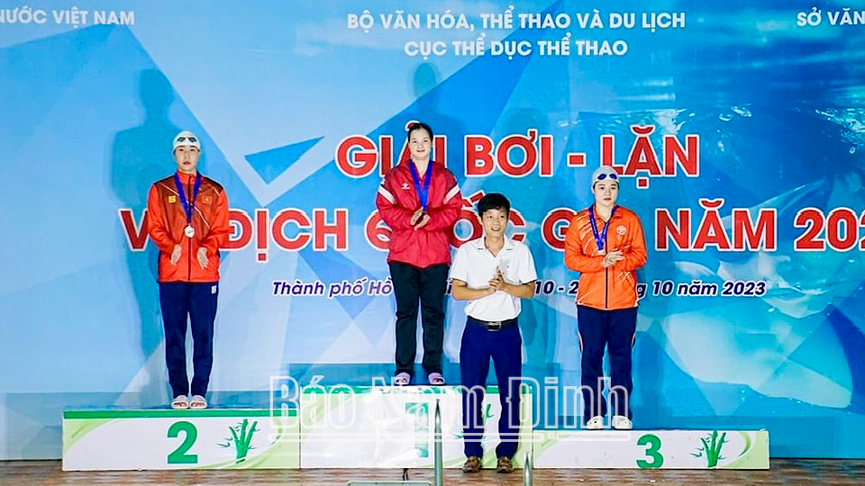 VĐV lặn Nam Định Nguyễn Thị Thảo trên bục nhận Huy chương Vàng nội dung 50m vòi hơi chân vịt. Ảnh: Trung tâm Huấn luyện và Thi đấu Thể dục thể thao tỉnh
