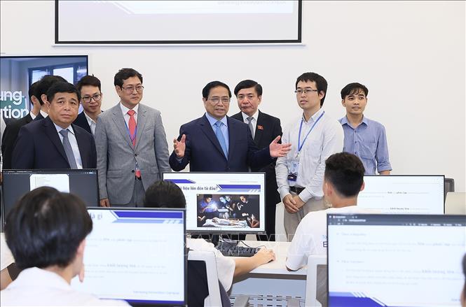 Thủ tướng Phạm Minh Chính thăm phòng Lab chuyên dụng dành cho chương trình Samsung Innovation Campus tại Trung tâm Đổi mới sáng tạo Quốc gia (NIC). 
