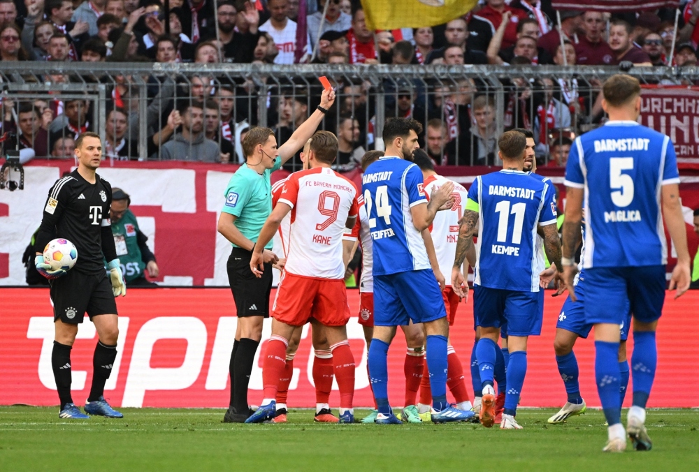 Hy hữu: Bayern Munich thắng 8-0 trong trận đấu có 3 thẻ đỏ