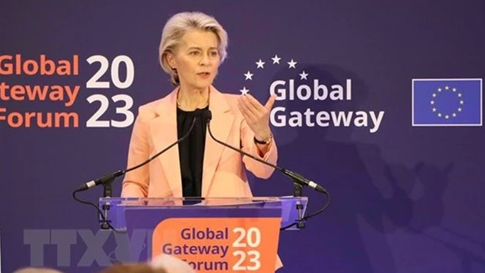 Chủ tịch Ủy ban châu Âu (EC) Ursula von der Leyen phát biểu tại phiên khai mạc diễn đàn. (Ảnh: TTXVN)
