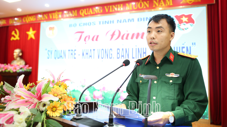 Thượng úy Nguyễn Phú Sĩ, sĩ quan trẻ phòng Hậu cần, Bộ CHQS tỉnh phát biểu tại buổi tọa đàm.