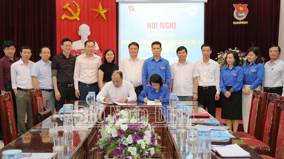 Đồng chí Trần Minh Thắng, Ủy viên Ban TVTU, Trưởng Ban Dân vận Tỉnh ủy và các đại biểu chứng kiến ký kết Chương trình phối hợp công tác năm học 2023-2024 giữa Tỉnh Đoàn và Sở GD và ĐT.