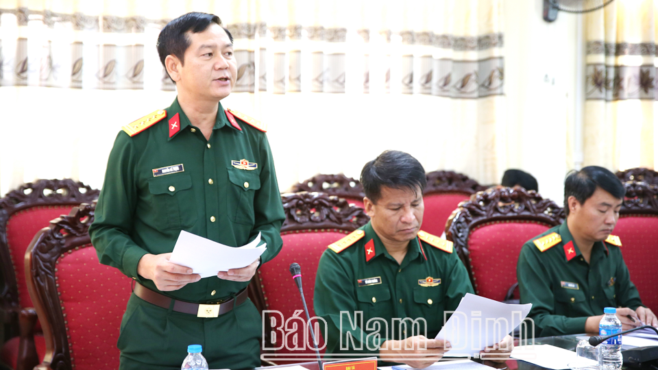 Đại tá Nguyễn Bá Thịnh, TUV, Chỉ huy trưởng Bộ CHQS tỉnh, Phó Chủ tịch Thường trực Hội đồng NVQS tỉnh báo cáo tại hội nghị. 