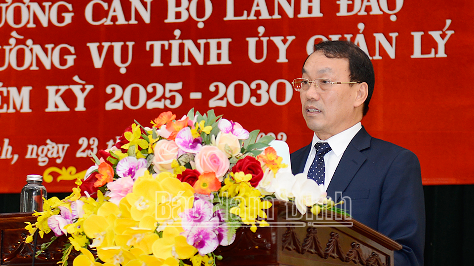 Đồng chí Trưởng Ban Tổ chức Tỉnh ủy Nguyễn Văn Va phát biểu chỉ đạo tại lễ khai mạc Lớp bồi dưỡng.
            