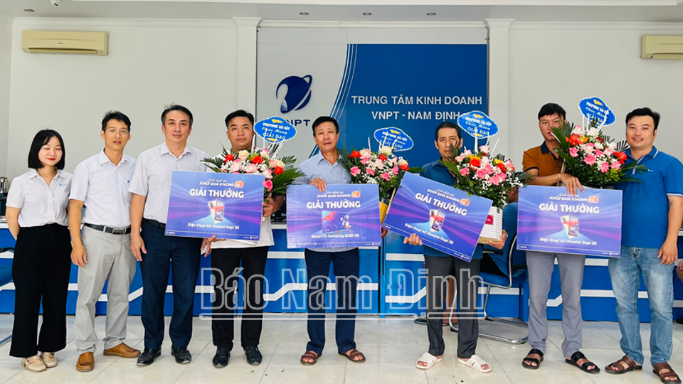 VNPT trao thưởng cho khách hàng trúng giải Vàng và Bạc tại huyện Hải Hậu.