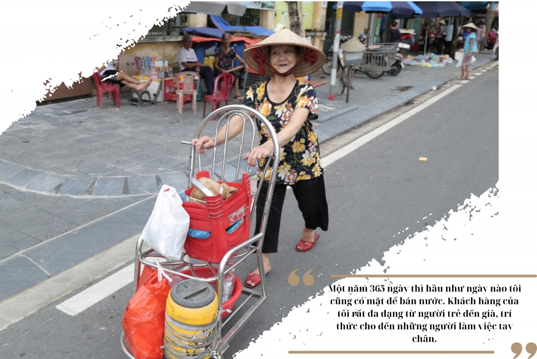 Bà Phạm Thị Loan hàng ngày vẫn miệt mài đẩy xe đi bán nước để mưu sinh.