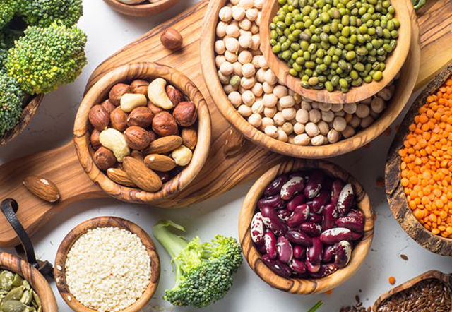 Các loại đậu và hạt chứa protein thực vật và cung cấp khoáng chất kẽm cho người ăn chay.