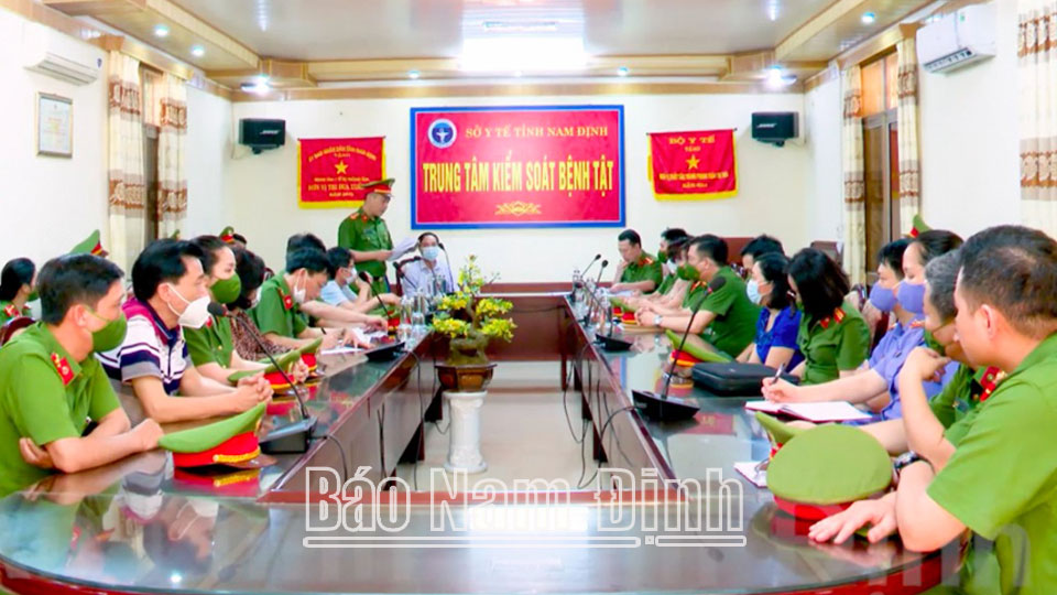 Phòng Cảnh sát Kinh tế - Công an tỉnh thi hành các thủ tục tố tụng trong vụ án xảy ra tại Trung tâm Kiểm soát Bệnh tật tỉnh Nam Định năm 2022.