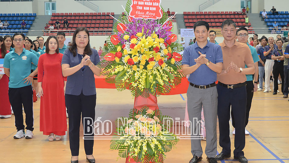 Đồng chí Hà Lan Anh, TUV, Phó Chủ tịch UBND tỉnh tặng lẵng hoa tươi thắm chúc mừng Hội thao. 