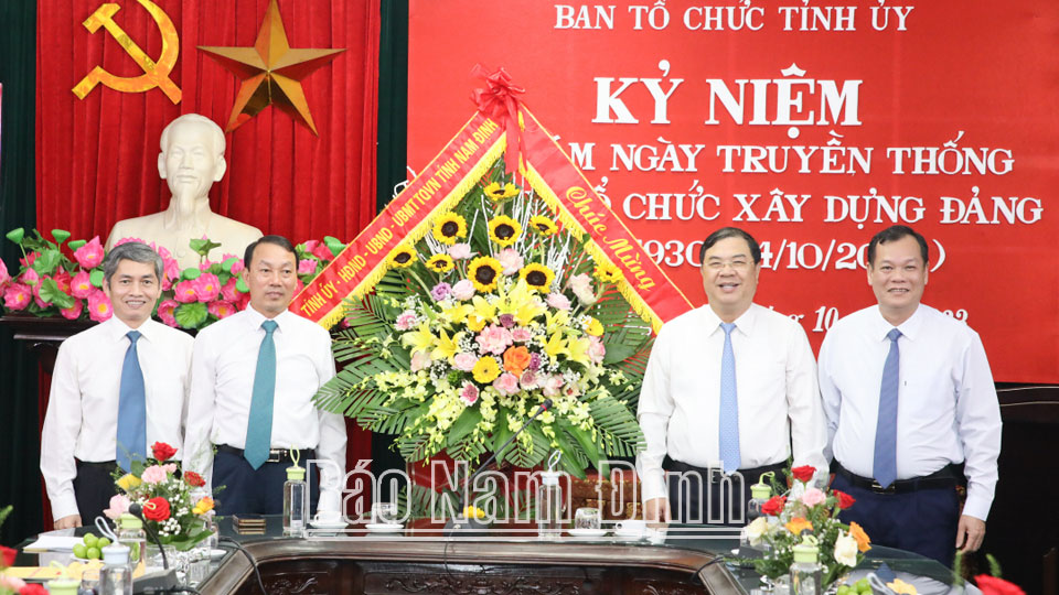 Các đồng chí Thường trực Tỉnh ủy chúc mừng các Ban Đảng của Tỉnh ủy nhân ngày truyền thống