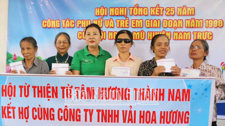 Hội thiện nguyện Hương Thành Nam (TP Nam Định) tặng quà cho hội viên nữ của HNM Hải Hậu và Nam Trực. 