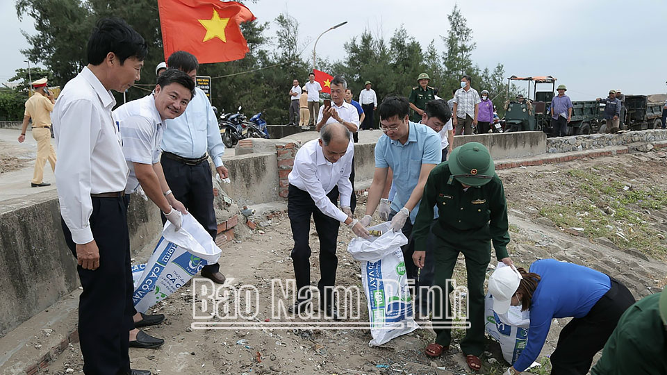 Các đại biểu và người dân tham gia vệ sinh môi trường biển. 