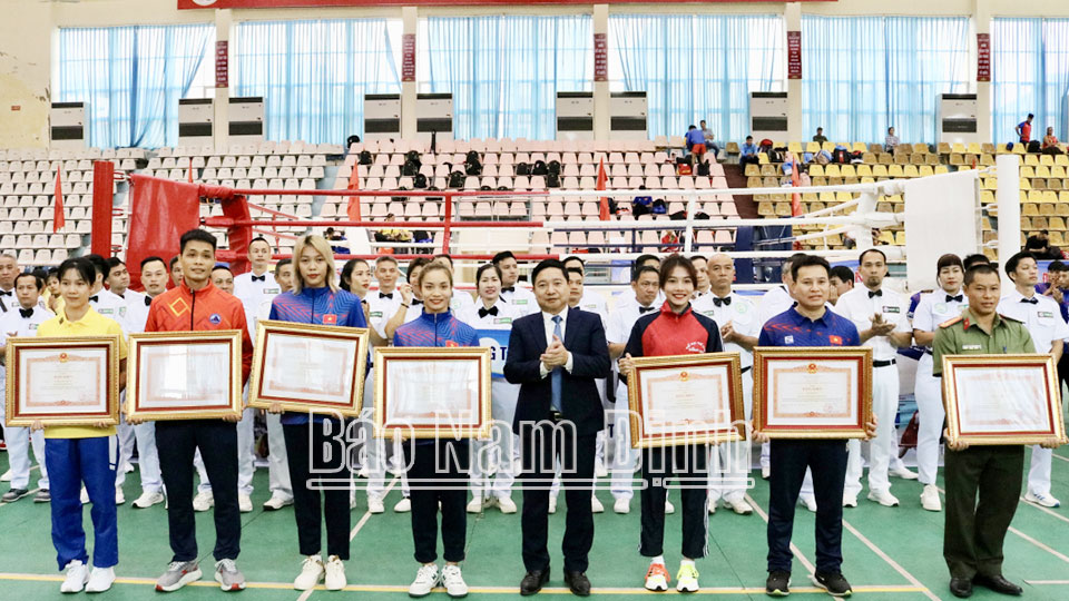 Lãnh đạo Sở Văn hóa, Thể thao và Du lịch trao Bằng khen của Thủ tướng Chính phủ cho các HLV, VĐV môn Kun-Bokator đạt thành tích thi đấu xuất sắc tại SEA Games 32-2023