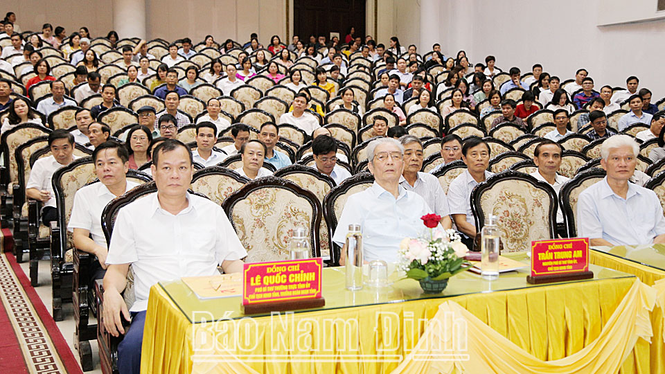 Đồng chí Lê Quốc Chỉnh, Phó Bí thư Thường trực Tỉnh ủy, Chủ tịch HĐND tỉnh, Trưởng đoàn Đoàn đại biểu Quốc hội tỉnh và các đại biểu dự hội nghị.