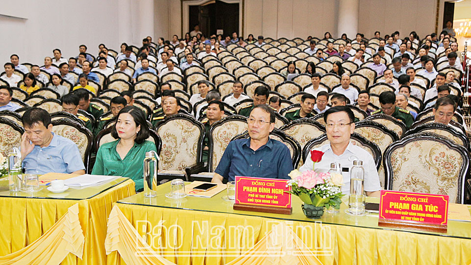 Đồng chí Phạm Đình Nghị, Phó Bí thư Tỉnh ủy, Chủ tịch UBND tỉnh và các đại biểu dự hội nghị.