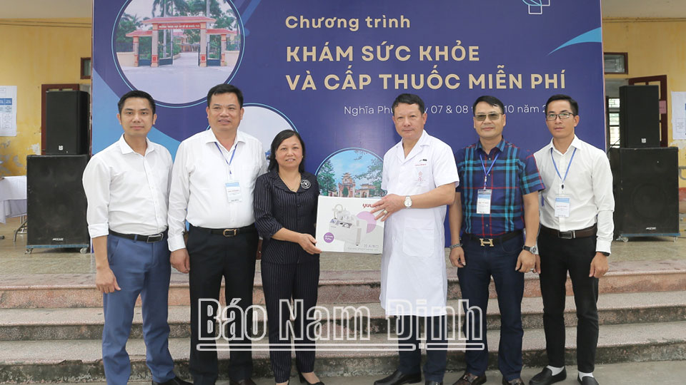 Ban tổ chức trao các trang, thiết bị y tế cho Trạm Y tế xã Nghĩa Phú 