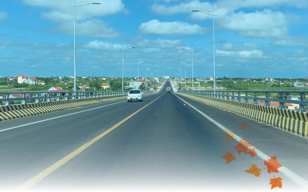 Cầu Thịnh Long vượt sông Ninh Cơ giúp gia tăng tính liên thông, kết nối giao thương, thúc đẩy phát triển kinh tế - xã hội cho vùng kinh tế biển của tỉnh. ảnh Thanh Thúy. 
