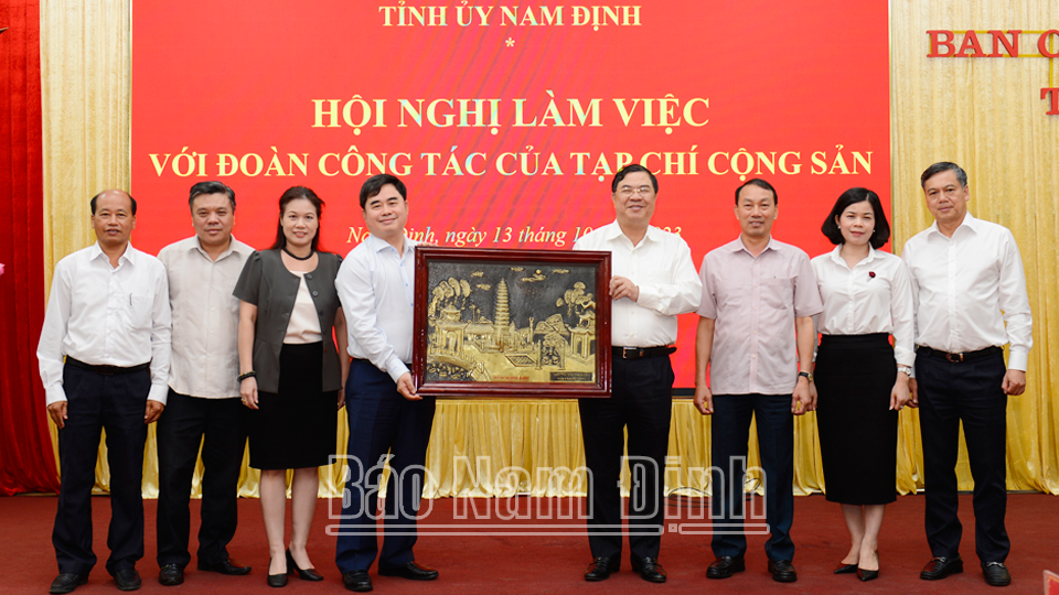 Đồng chí Bí thư Tỉnh ủy Phạm Gia Túc và các đồng chí lãnh đạo tỉnh tặng Đoàn công tác của Tạp chí Cộng sản bức tranh tháp Phổ Minh - biểu tượng lịch sử - văn hoá của tỉnh Nam Định.