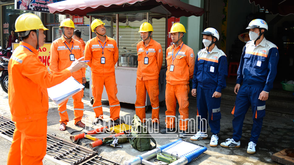 Điện lực huyện Giao Thủy triển khai nhiệm vụ sửa chữa lưới điện.