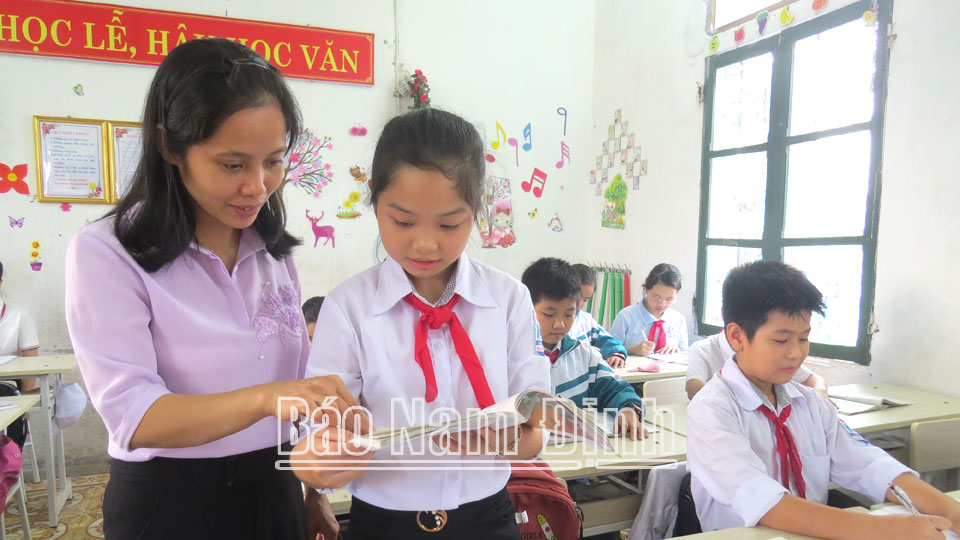 Cô và trò Trường THCS Nghĩa Hưng, thị trấn Liễu Đề (Nghĩa Hưng) trong một giờ học.