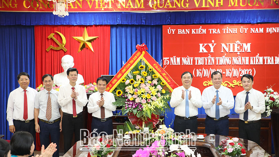 Các đồng chí: Bí thư Tỉnh uỷ Phạm Gia Túc; Phó Bí thư Thường trực Tỉnh ủy Lê Quốc Chỉnh chụp ảnh lưu niệm với lãnh đạo, cán bộ Ban Tổ chức Tỉnh ủy.