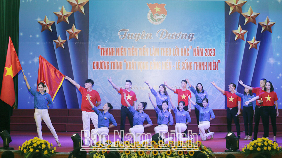 Biểu diễn văn nghệ trong Lễ Tuyên dương Thanh niên tiên tiến làm theo lời Bác năm 2023.
Ảnh: Việt Thắng