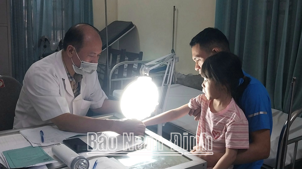 Bác sĩ Bệnh viện Da liễu Nam Định khám, điều trị bệnh về da cho bệnh nhi.