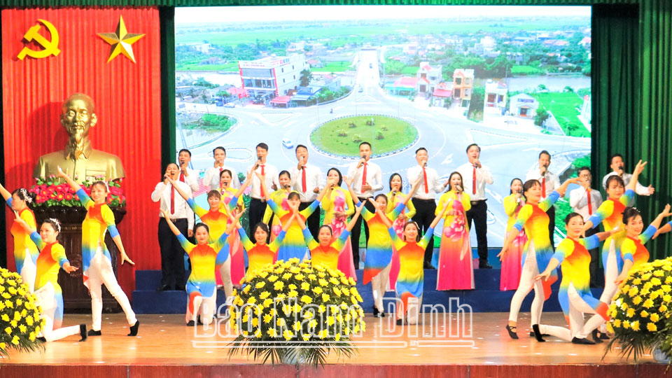 Biểu diễn văn nghệ tại lễ kỷ niệm 130 năm thành lập huyện Hải Hậu.