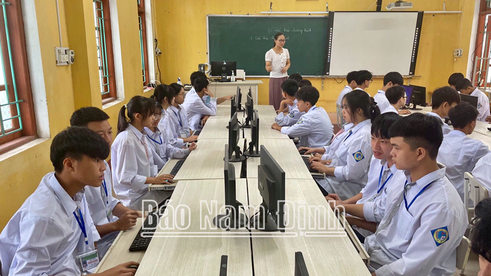 Giáo viên và học sinh Trường THPT Tống Văn Trân (Ý Yên) trong một giờ học Tin học.
