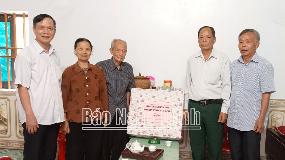 Hội Nạn nhân chất độc da cam/dioxin tỉnh trao và bàn giao nhà tình nghĩa cho gia đình ông Hoàng Thanh Tuất, thôn Dưỡng Chính, xã Yên Khánh (Ý Yên).