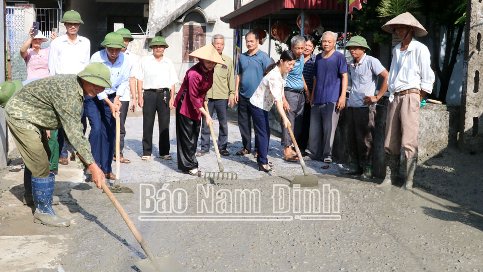 Nhân dân Đội 8, xóm 3, xã Kim Thái cải tạo, nâng cấp hệ thống giao thông nông thôn theo tiêu chí nông thôn mới kiểu mẫu.