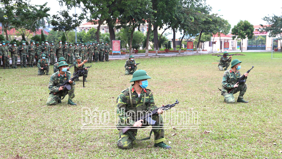 Học viên sĩ quan dự bị khóa XII thực hành chiến thuật chiến đấu bộ binh tại thao trường Trung đoàn 180 (Bộ Chỉ huy Quân sự tỉnh).