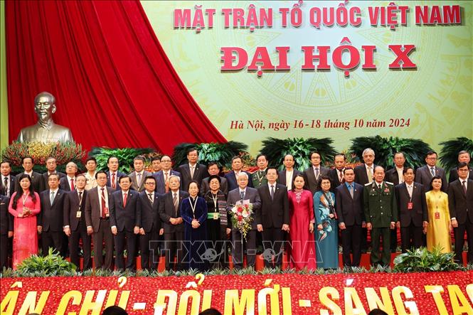 Đoàn Chủ tịch UBTW MTTQ khoá X, nhiệm kỳ 2024 - 2029 ra mắt Đại hội. Ảnh: TTXVN