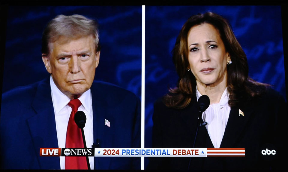 Cựu Tổng thống Donald Trump và Phó Tổng thống Mỹ Kamala Harris (phải). (Ảnh HX/TTXVN)