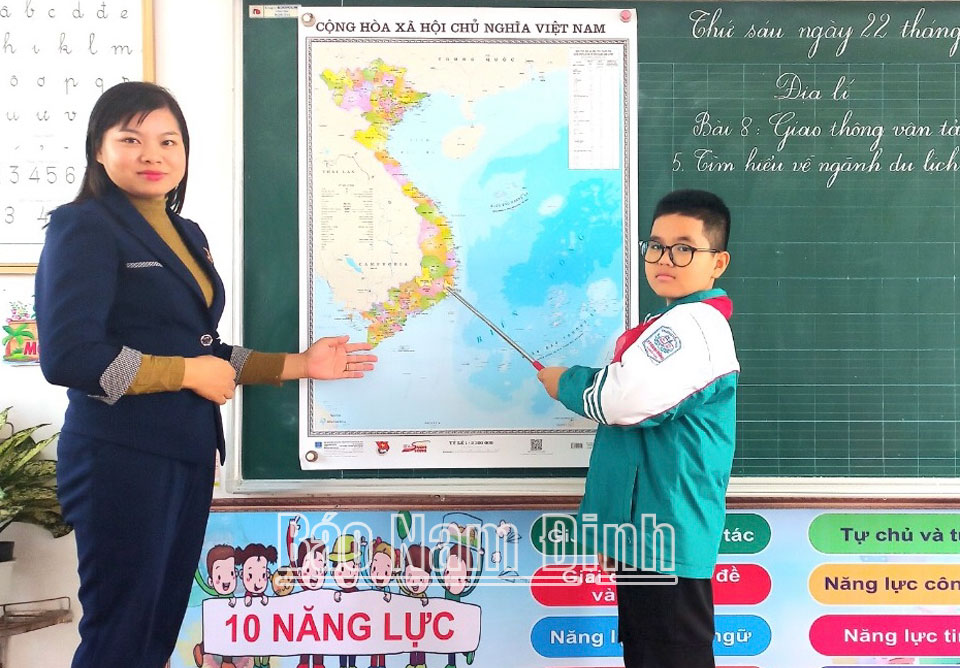 Cô giáo Mai Thị Dung, Trường Tiểu học thị trấn Rạng Đông 
(Nghĩa Hưng) trong một giờ học.