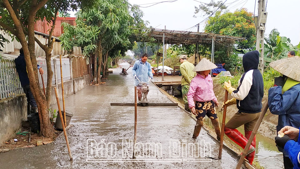 Nhân dân xóm Đông, thôn Cẩm, xã Yên Dương tổ chức đổ
bê tông đường dong ngõ