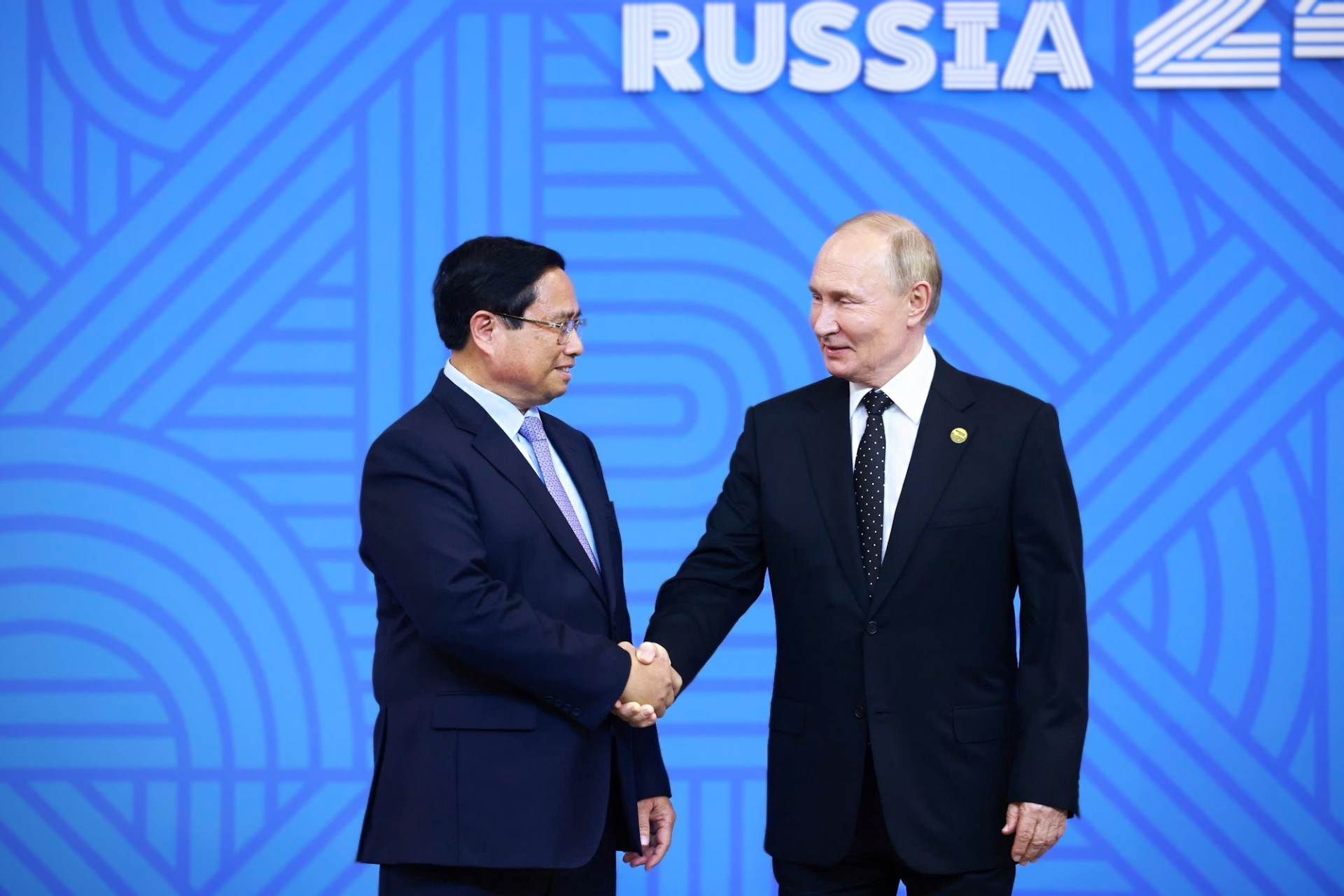 Tổng thống Liên bang Nga Vladimir Putin, Chủ tịch Nhóm BRICS năm 2024 đón Thủ tướng Phạm Minh Chính - Ảnh: VGP/Nhật Bắc