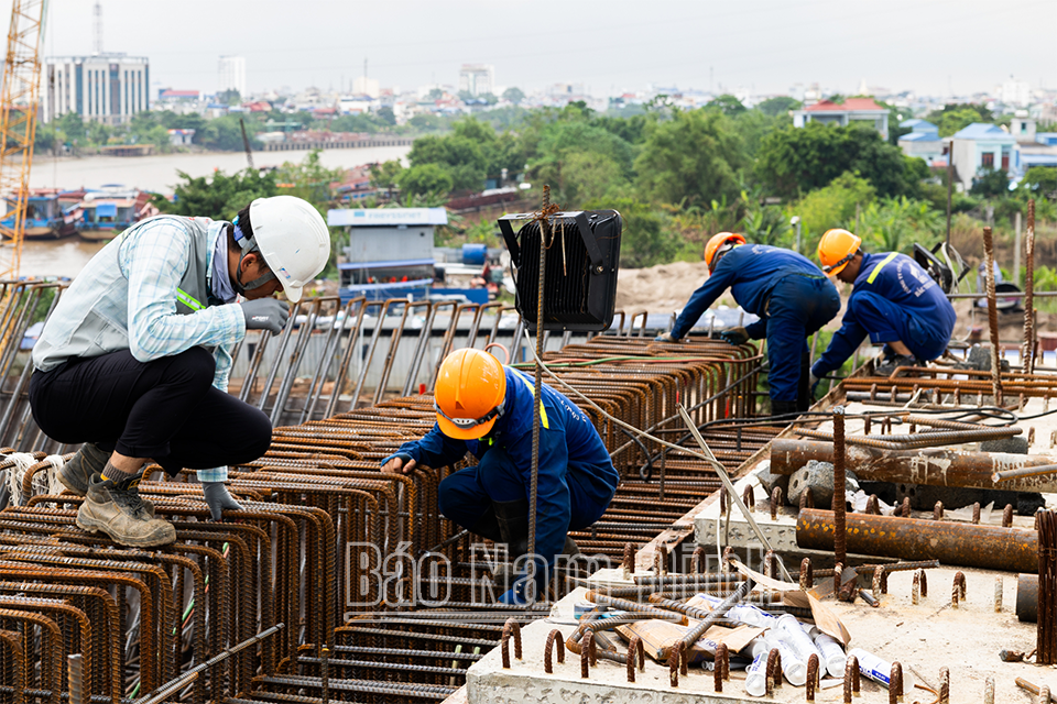 Các tốp công nhân thi công với tinh thần vượt nắng - thắng mưa.
