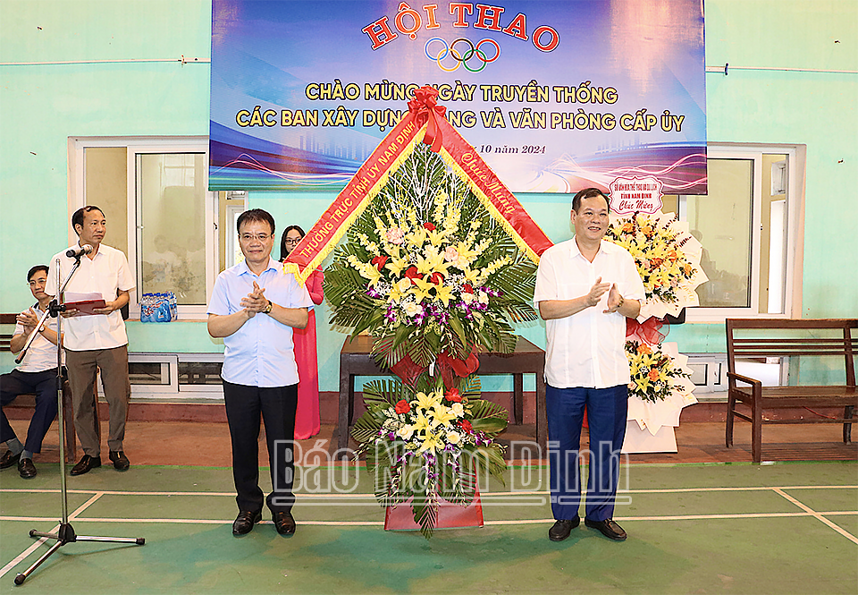 Đồng chí Lê Quốc Chỉnh, Phó Bí thư Thường trực Tỉnh uỷ, Chủ tịch HĐND tỉnh, Trưởng đoàn Đoàn đại biểu Quốc hội tỉnh tặng hoa chúc mừng hội thao. 
