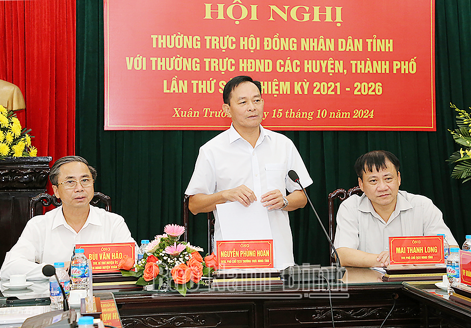 Đồng chí Nguyễn Phùng Hoan, Ủy viên Ban TVTU, Phó Chủ tịch Thường trực HĐND tỉnh phát biểu tại hội nghị. 
