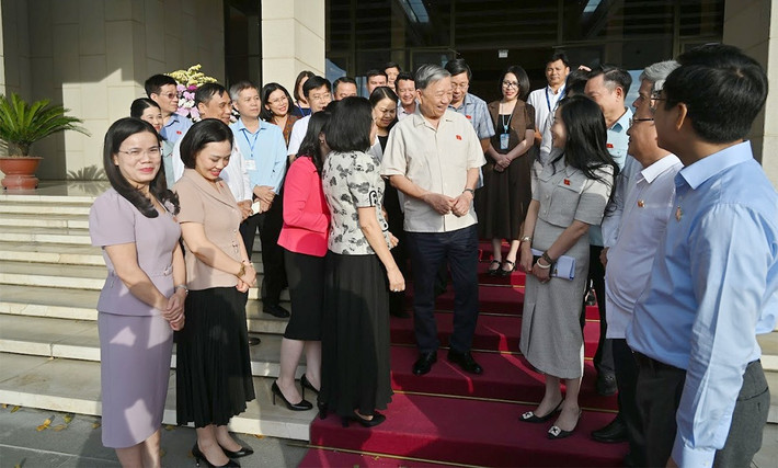 Tổng Bí thư Tô Lâm trao đổi với các đại biểu bên lề phiên thảo luận tổ 12 Ảnh: Quang Khánh

