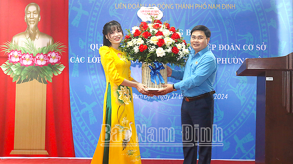 Lãnh đạo LĐLĐ tỉnh tặng hoa chúc mừng Ban Chấp hành lầm thời Nghiệp đoàn cơ sở mầm non độc lập tư thục phường Lộc Hòa. 

