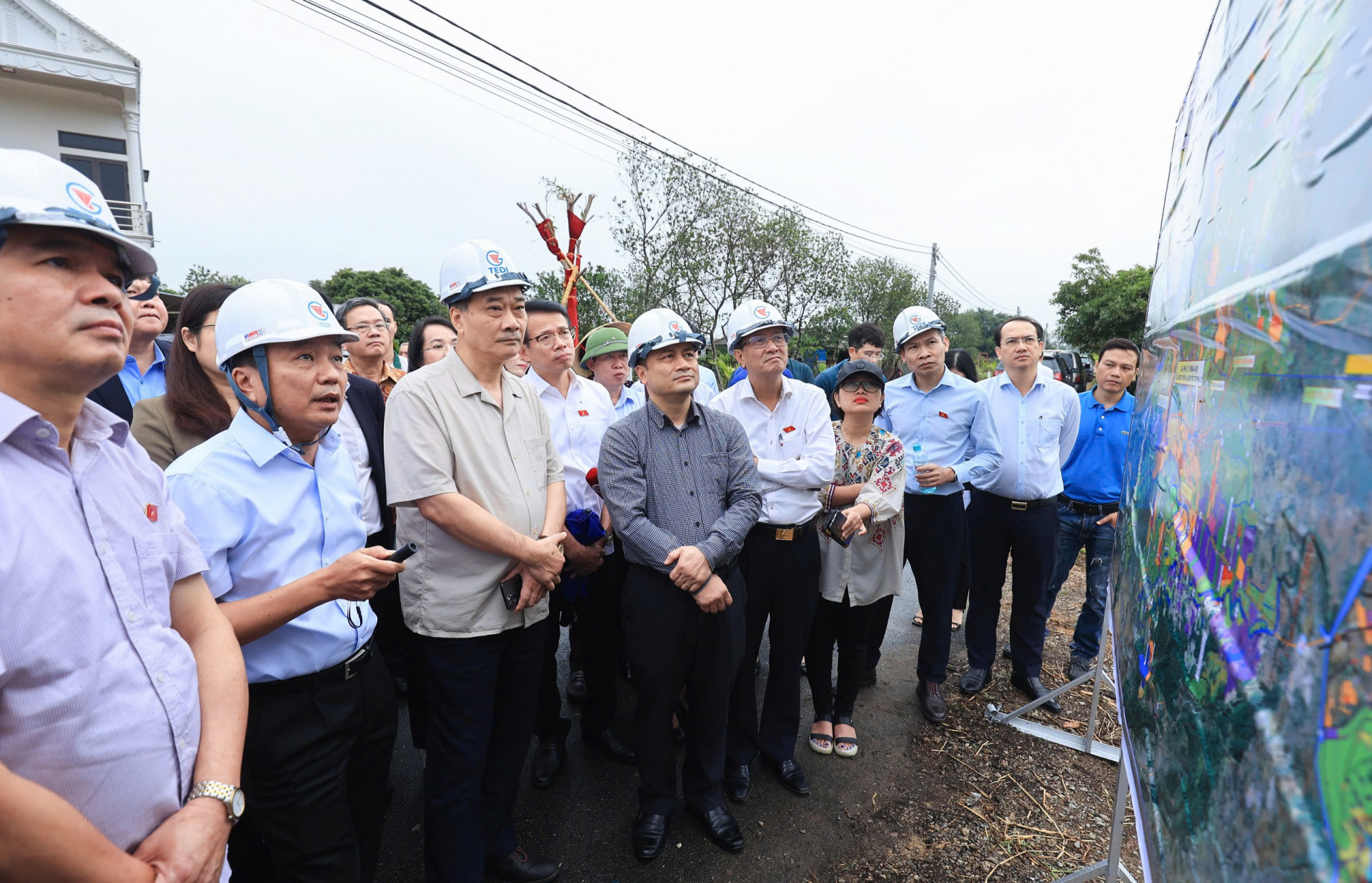 Đoàn công tác đại biểu Quốc hội khảo sát hiện trường tại khu vực dự kiến đặt ga Nam Định đường sắt tốc độ cao (Ảnh: Tạ Hải).

