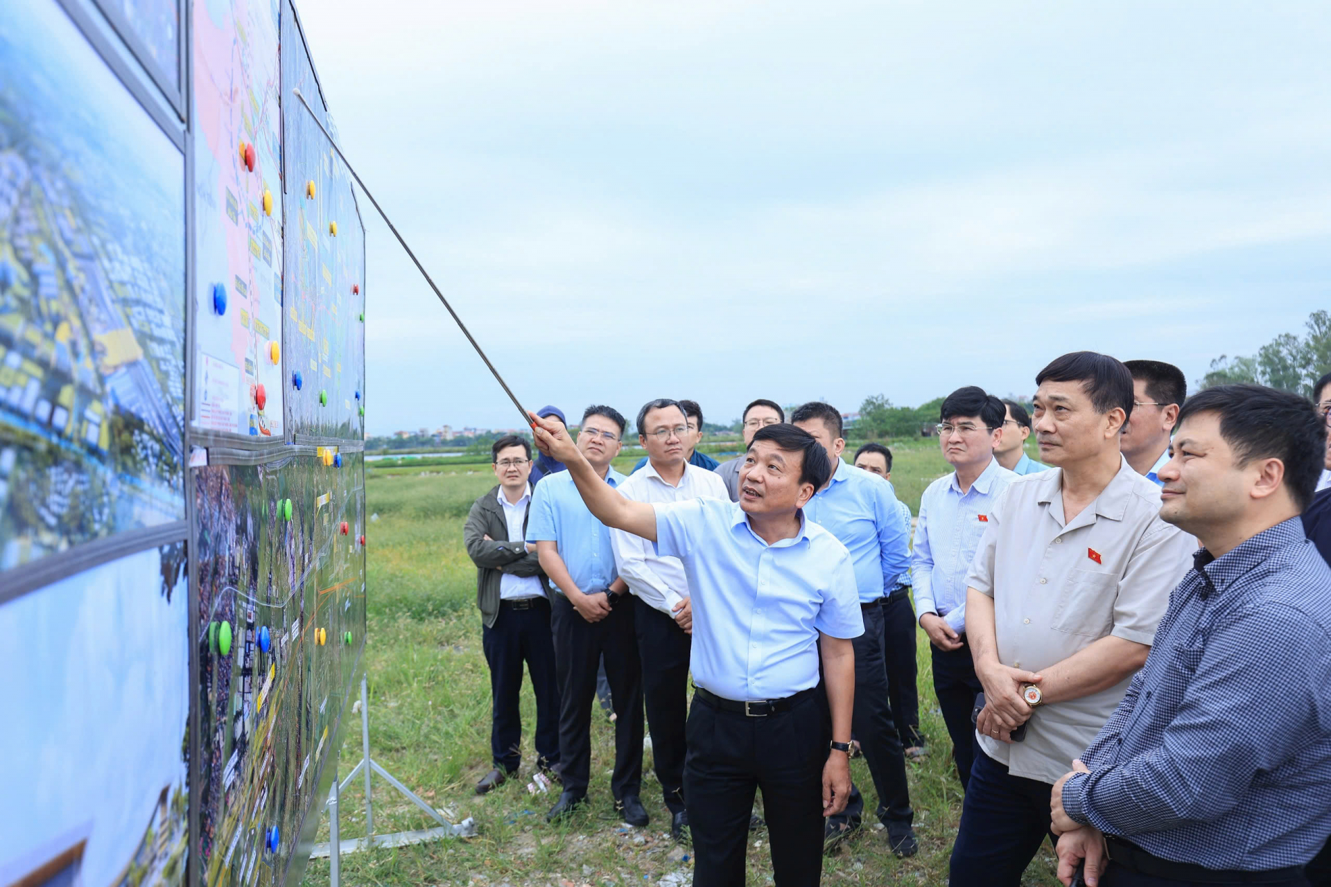 Đoàn công tác đại biểu Quốc hội khảo sát hiện trường tại khu vực dự kiến đặt khu tổ hợp Ngọc Hồi (Ảnh: Tạ Hải).

