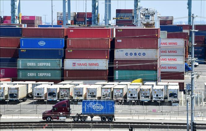 Các container hàng hóa tại cảng Long Beach, bang California, Mỹ. Ảnh tư liệu: AFP/TTXVN
